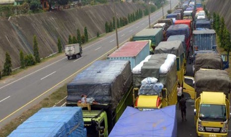  Antrean panjang truk yang akan menuju Sumatera di Merak, Banten.