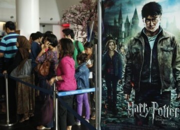 Antrean pembeli tiket bioskop film Harry Potter The Deathly Hallows Part 2