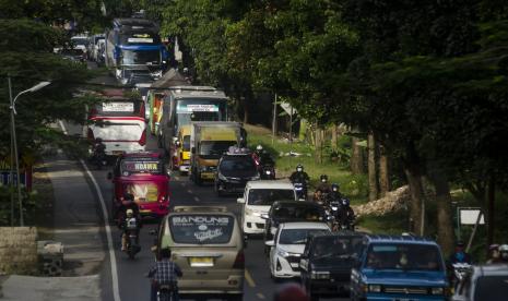 Antrean pengendara yang melintas di jalur Limbangan-Nagreg, Kabupaten Bandung, Jawa Barat, Jumat (6/5/2022). Arus balik pada H+3 Lebaran di jalur selatan Jawa Barat menuju Bandung dan Jakarta terpantau padat.