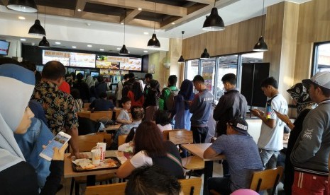 Antrean pengunjung di Burger King, Lodaya, Bogor, Jawa Barat, Rabu (17/4). 