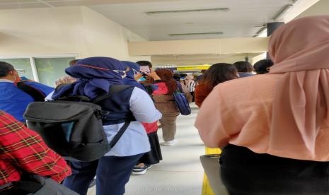 Antrean penumpang di Halte Transjakarta Gelora Bung Karno.