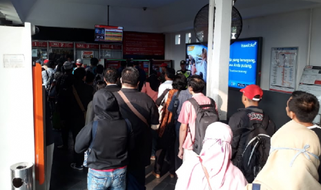 Antrean penumpang di Stasiun Kereta Pasar Minggu, Jakarta Selatan, Senin (23/7). Mereka mengantre untuk membeli tiket manual alias karcis karena sistem layanan kartu KRL sedang dalam perbaikan. 