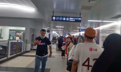 Antrean penumpang di Stasiun MRT Bundaran HI, Selasa (2/4).