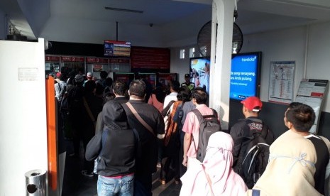 Antrean penumpang di Stasiun Pasar Minggu yang mengular karena membeli tiket manual, Senin (23/7).