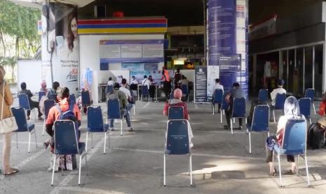 Antrean registrasi tiket kereta di Stasiun Gambir, Jakarta Pusat