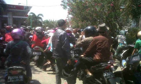 Antrean sepeda motor di sebuah SPBU di daerah Tuparev, Kabupaten Cirebon