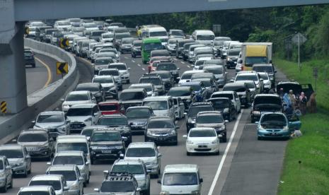 Antrean serta kepadatan arus lalu lintas arah Solo yang terpantau di ruas tol Semarang- Solo KM 424+400 pada H+2 lebaran atau Rabu (4/5).