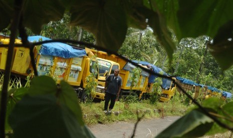 Antrean truk pengangkut sampah menuju ke Tempat Pembuangan Akhir (TPA) Cibeureum terhenti di Desa Cibeureum, Kecamatan Banjar, Kota Banjar, Rabu (24/2).