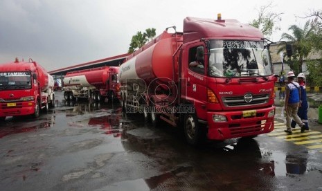 Antrean Truk Tangki BBM menunggu giliran di Terminal BBM Surabaya Group Pertamina, Surabaya, Selasa (10/11). 