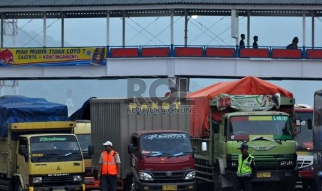   Antrean truk yang menanti kedatangan kapal roro di Pelabuhan Merak, Banten, Ahad (4/8).  (Republika/Rakhmawaty La'lang)