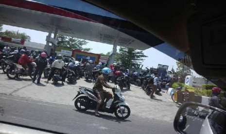 Antrean warga di sebuah SPBU di Jl By Pass, Kota Cirebon