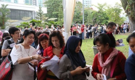 Antrean warga Indonesia yang akan mengikuti Pemilu 2019 di Singapura, Ahad (14/4).