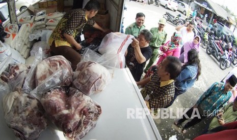 Antrean warga membeli sembako murah pada operasi pasar oleh Forum Bulog Divre Jabar, di daerah Sadangluhur RW 15, Kelurahan Sekeloa, Kecamatan Coblong, Kota Bandung, Kamis (2/5). (Republika/Edi Yusuf)