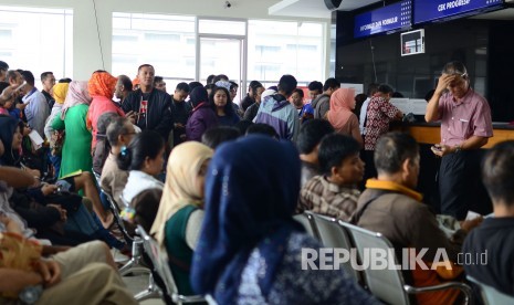 Antrean Warga Perpanjang STNK Antrean warga yang akan memperpanjang STNK di Samsat Bandung Barat, Jalan Pajajaran, Kota Bandung, Kamis (5/1).