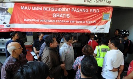  Antrean warga saat memesan alat radio frequency identification (RFID) tag di SPBU milik Pertamina di Jalan Rasuna Said, Kuningan, Jakarta, Kamis (28/11).  (Republika/Aditya Pradana Putra)