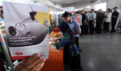  Antrean warga saat memesan alat radio frequency identification (RFID) tag di SPBU milik Pertamina di Jalan Rasuna Said, Kuningan, Jakarta, Kamis (28/11).  (Republika/Aditya Pradana Putra)