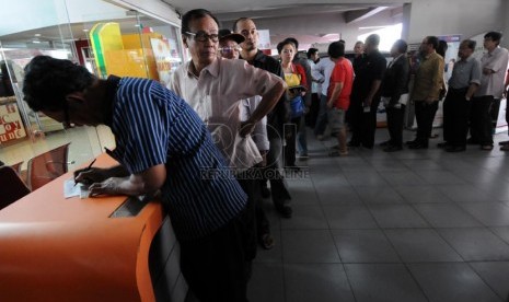  Antrean warga saat memesan alat radio frequency identification (RFID) tag di SPBU milik Pertamina di Jalan Rasuna Said, Kuningan, Jakarta, Kamis (28/11).  (Republika/Aditya Pradana Putra)