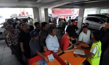  Antrean warga saat memesan alat radio frequency identification (RFID) tag di SPBU milik Pertamina di Jalan Rasuna Said, Kuningan, Jakarta, Kamis (28/11).  (Republika/Aditya Pradana Putra)