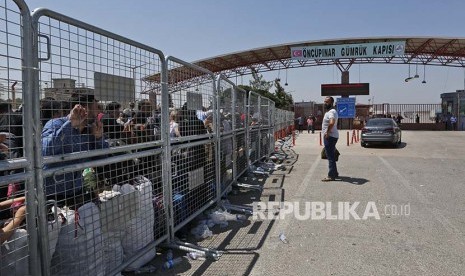 Antrean warga Suriah yang tinggal di Turki menunggu dibukanya pintu perbatasan dengan Suriah di dekat Kota Kilis, Turki.