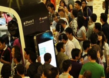 Antrean pembeli iPhone 4 di Senayan City