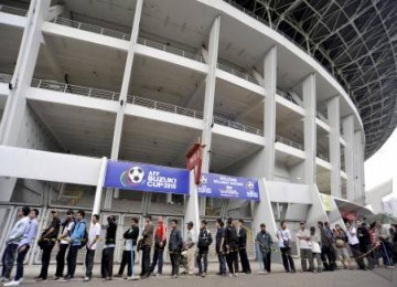 Antrean tiket di Stadion Utama Gelora Bung Karno