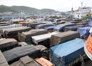 Antrean truk di Pelabuhan Merak.