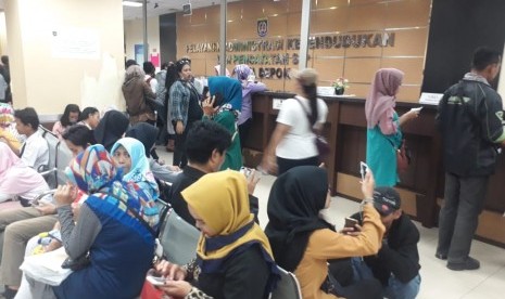 Kini,warga Depok bisa mengurus akta kematian melalui Whatsapp, tak perlu mengantre di Kantor Disdukcapil. Foto, antrean warga mengurus berkas-berkas di Dinas Kependudukan dan Catatan Sipil (Disdukcapil) Kota Depok (ilustrasi)