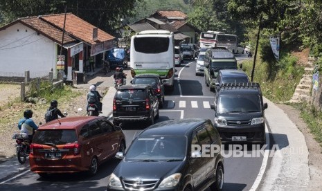 Antrean kendaraan pemudik di ruas jalan Limbangan, Kabupaten Garut, Jawa Barat, Ahad (10/6). 