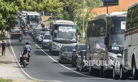 Antrian kendaraan pemudik di ruas jalan Limbangan, Kabupaten Garut, Jawa Barat, pada musim mudik Lebaran 2018 lalu.