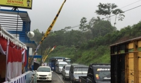 Antrian kendaraan terjadi di Jalur Gentong, Kecamatan Kadipaten,  Kabupaten Tasikmalaya, Jawa Barat pada Selasa (25/12). 