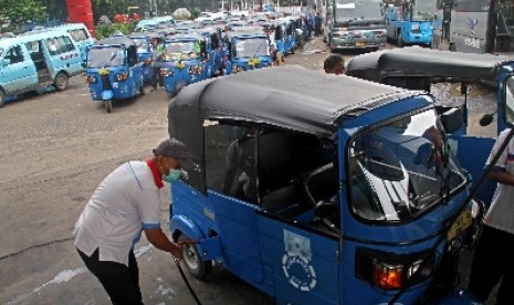   Antrian kendaraan yang mengisi bahan bakar gas di salah satu SPBG, Jakarta