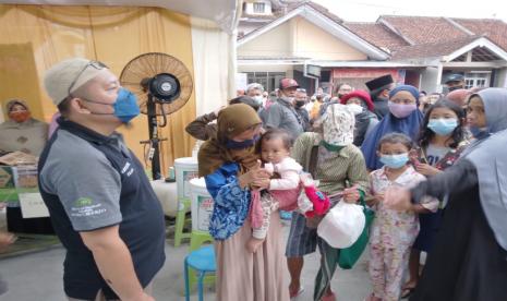 Antrean masyarakat di Festival Takjil Rumah Makan Gratis Purwokerto.  Antrean Warga Mengular di Festival Takjil Rumah Makan Purwokerto