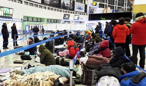 Antrian panjang di stasiun Seoul menjelang perayaan Seoulal atau tahun baru di Korea 