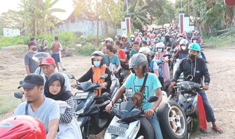 Antrian pengendara sepeda motor yang hendak melalui Jembatan Sasak.