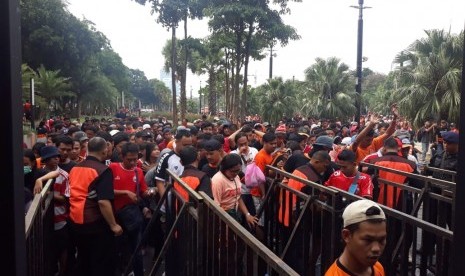 Antrian the Jakmania menuju Stadion Utama Gelora Bung Karno (SUGBK), Rabu (10/7). 