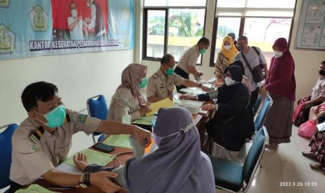  250 Ribu Vaksin Meningitis Sudah Tiba, Cukupkah untuk Jamaah Umroh?. Foto:  Antrian vaksinasi meningitis di KKP Kelas II Cilacap. 