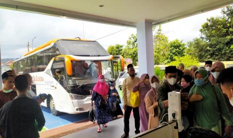  Kemenkes RI Tetap Wajibkan Vaksin Meningitis untuk Jamaah Umroh. Foto:  Antrian vaksinasi meningitis di KKP Kelas II Cilacap. 