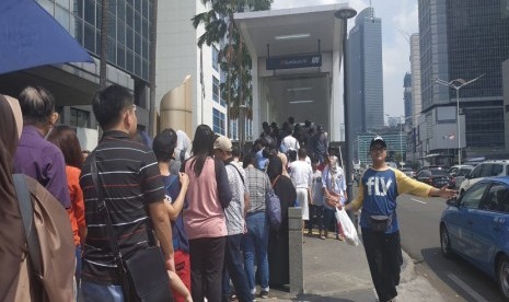 Antrian yang mengular di Stasiun MRT Bundaran HI, Rabu (3/4).