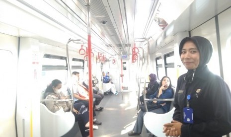 Antusiame warga saat menjajal uji coba gratis Lintas Rel Terpadu (LRT) di Stasiun Boulevard Utara, Jakarta, Selasa (18/6).