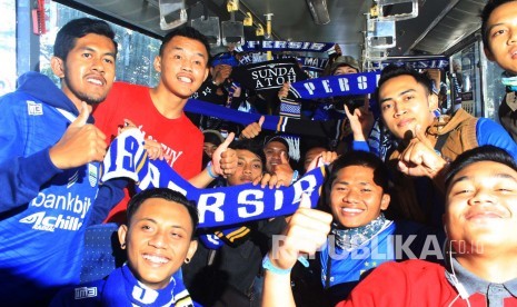 Antusias Bobotoh di dalam salah satu bus Rombongan di Jl Diponegoro, Kota Bandung, saat pemberangkatan menuju Stadion Utama Gelora Bung Karno (SUGBK), Jakarta, Ahad (3/4). 