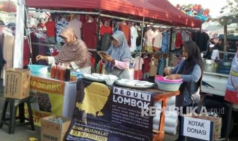 Antusias Ibu-ibu mengumpulkan donasi bagi para korban gempa di Alun-alun Tigaraksa, Kabupaten Tangerang