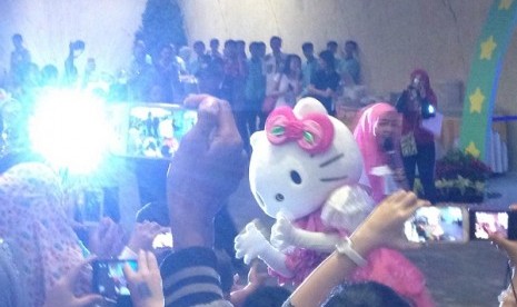 Antusias penggemar Hello Kitty begitu Kitty masuk ke dalam area