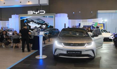 Antusias pengunjung PEVS 2024 yang luar biasa saat mendatangi booth BYD