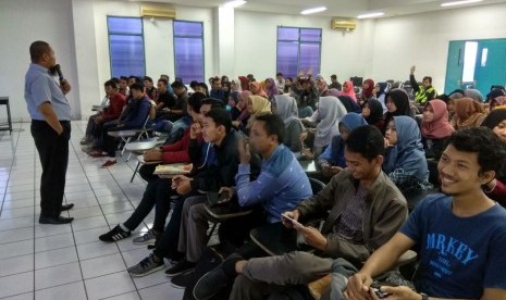 Antusiasme mahasiswa AMIK BSI Purwokerto mengikuti bimbingan teknis Program Kreativitas Mahasiswa (PKM) 2017.    