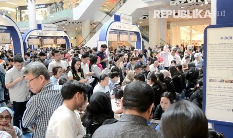 Antusiasme masyarakat berburu tiket murah dari maskapai Singapore Airlines sangat tinggi saat pembukaan Travel Fair 2017 di Main Atrium Gandaria City, Jumat (5/8). 