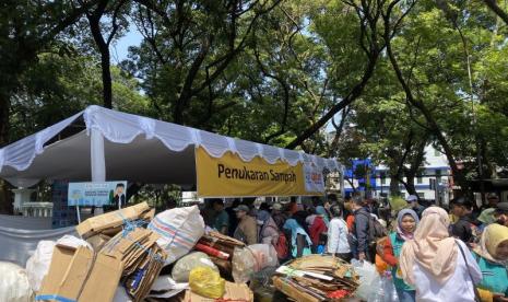 Antusiasme masyarakat Kota Bandung untuk menukarkan sampah menjadi kupon sembako cukup tinggi.