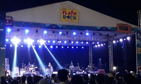 Antusiasme pengunjung menyaksikan konser Naif dan Jamrud di Ancol, Ahad (21/4).