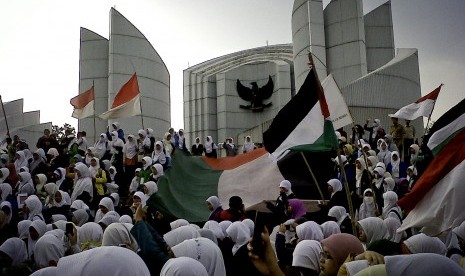 Antusiasme peserta akhwat pada hari terakhir IMSS 2012 di Monumen Pancasila, Bandung.