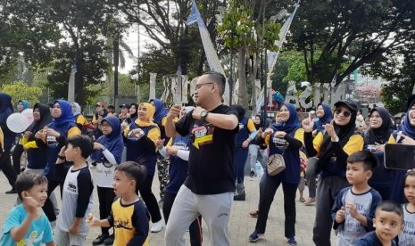 Antusiasme peserta funwalk di STMIK Nusa Mandiri Depok.