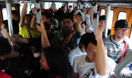 Suasana di Halte Bus TransJakarta Dukuh Atas, Jakarta Pusat (ilustrasi)